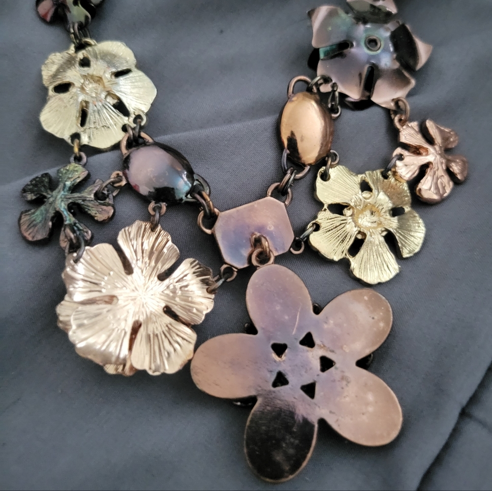 Stunning Antiqued Bronze/Gold Tone Floral Rhinestone Statement Necklace - Picture 4 of 11